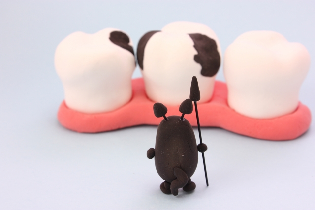 親知らずに食べ物が挟まるイメージ