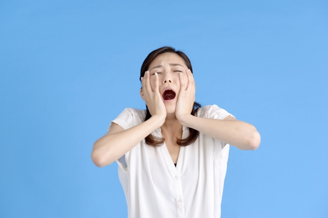 顎の痛みを感じる女性のイメージ