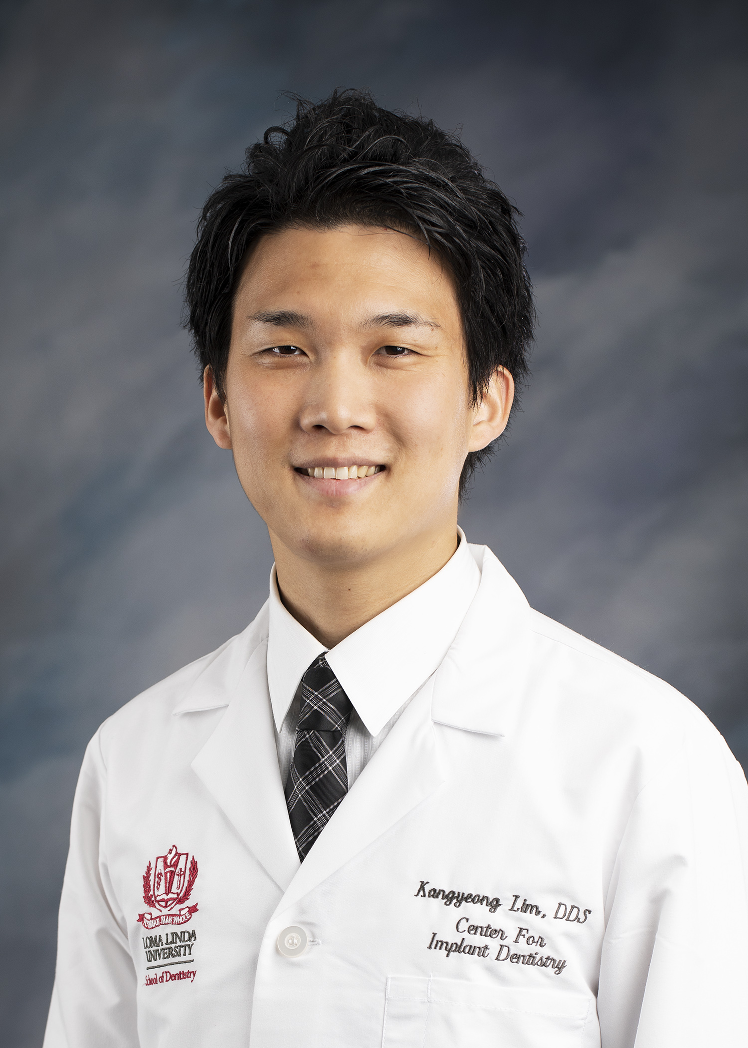 監修者 林 剛永 歯科医師（Kangyeong Lim, DDS）の白衣ポートレート